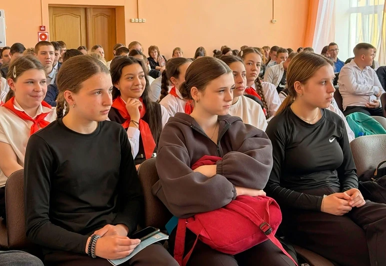Встреча с историей и русским языком: в Куньинской школе прошла акция «Культурные выходные» 📚✨

24 а