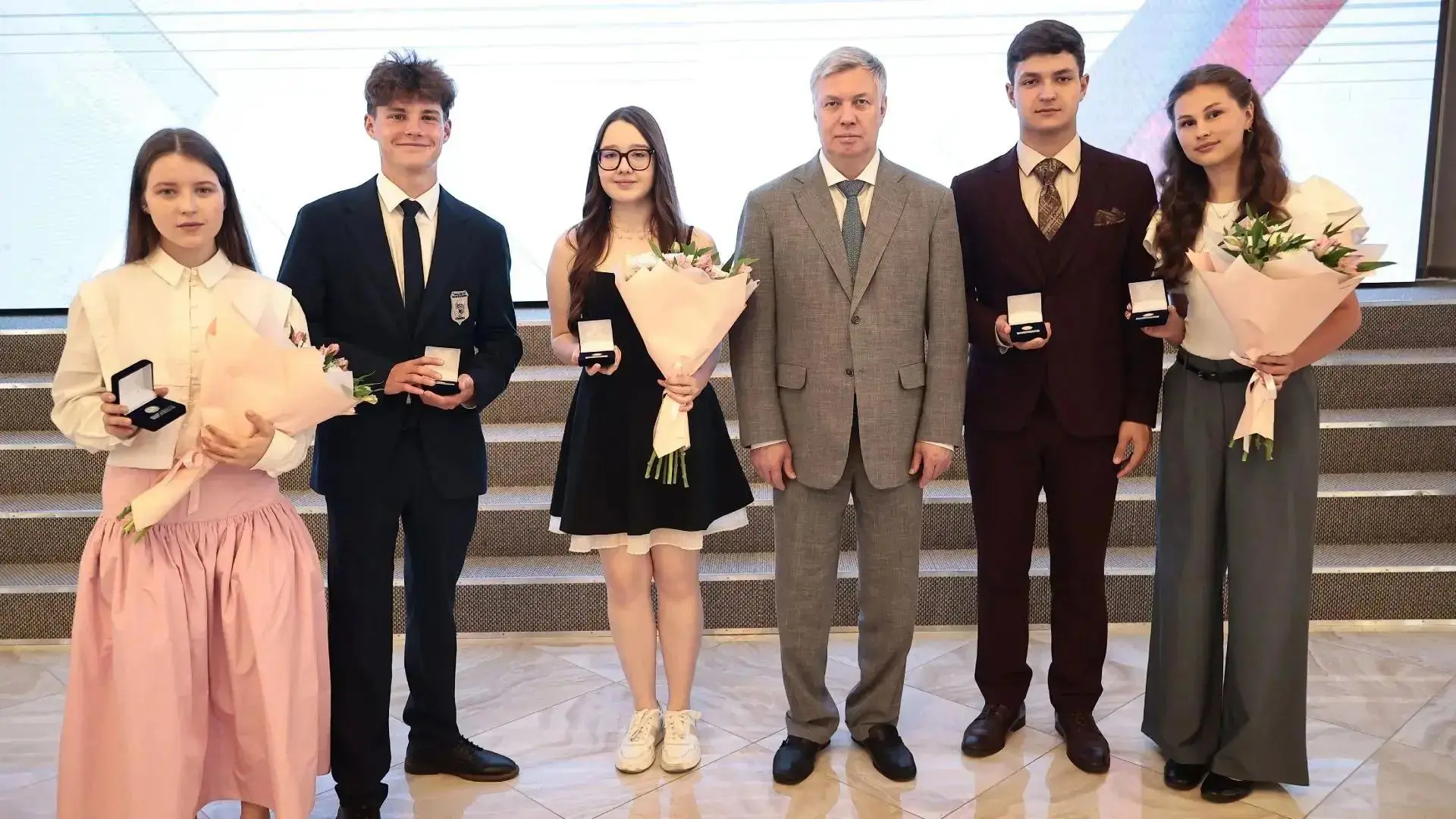 🎓🏅Выпускники гимназии удостоены медалей «За особые успехи в обучении»

Сегодня, 9 июля, в Правител