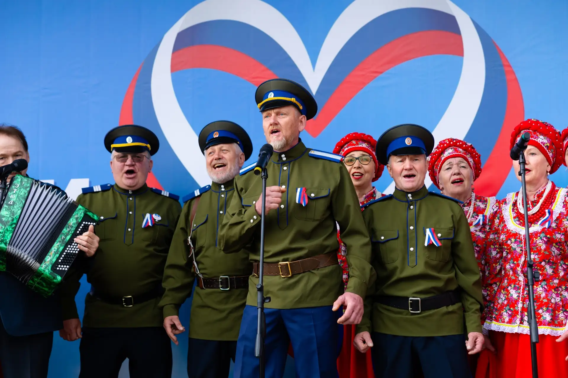 Грандиозный финал Дня России: «Широка страна моя родная!» 

Ярким и патриотичным аккордом празднован