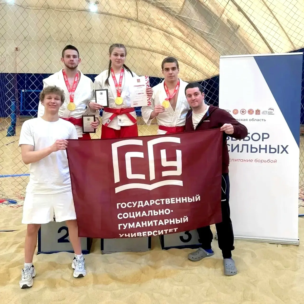 Песок в глаза, золото на шею 🤼‍  (Это вам не замки на песке строить. 😉)   В Королеве прошел Чемпиона