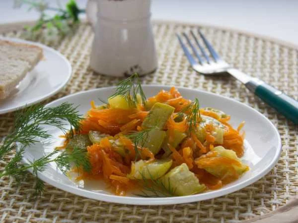 🥒 Тушёные кабачки с морковью в мультиварке

Ингредиенты

• Кабачок – 2 шт.
🥕 Морковь – 2 шт.
🧅 Лу