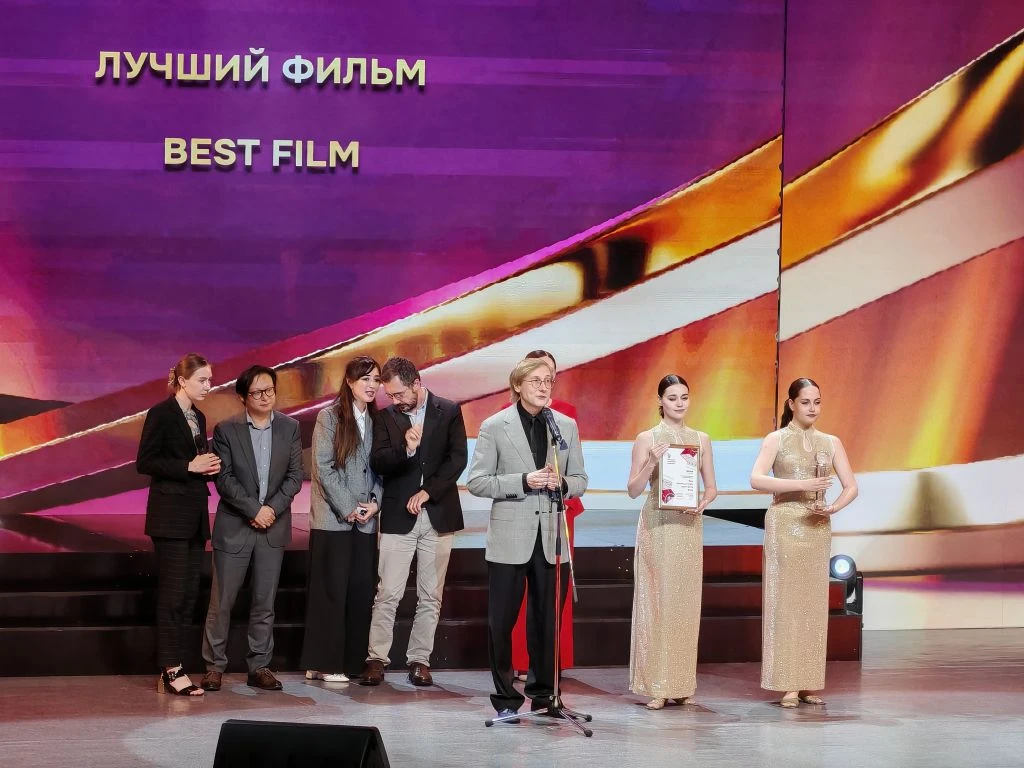 Звуками несмолкающих аплодисментов в зале краевой филармонии поздравляют победителя основного конкур