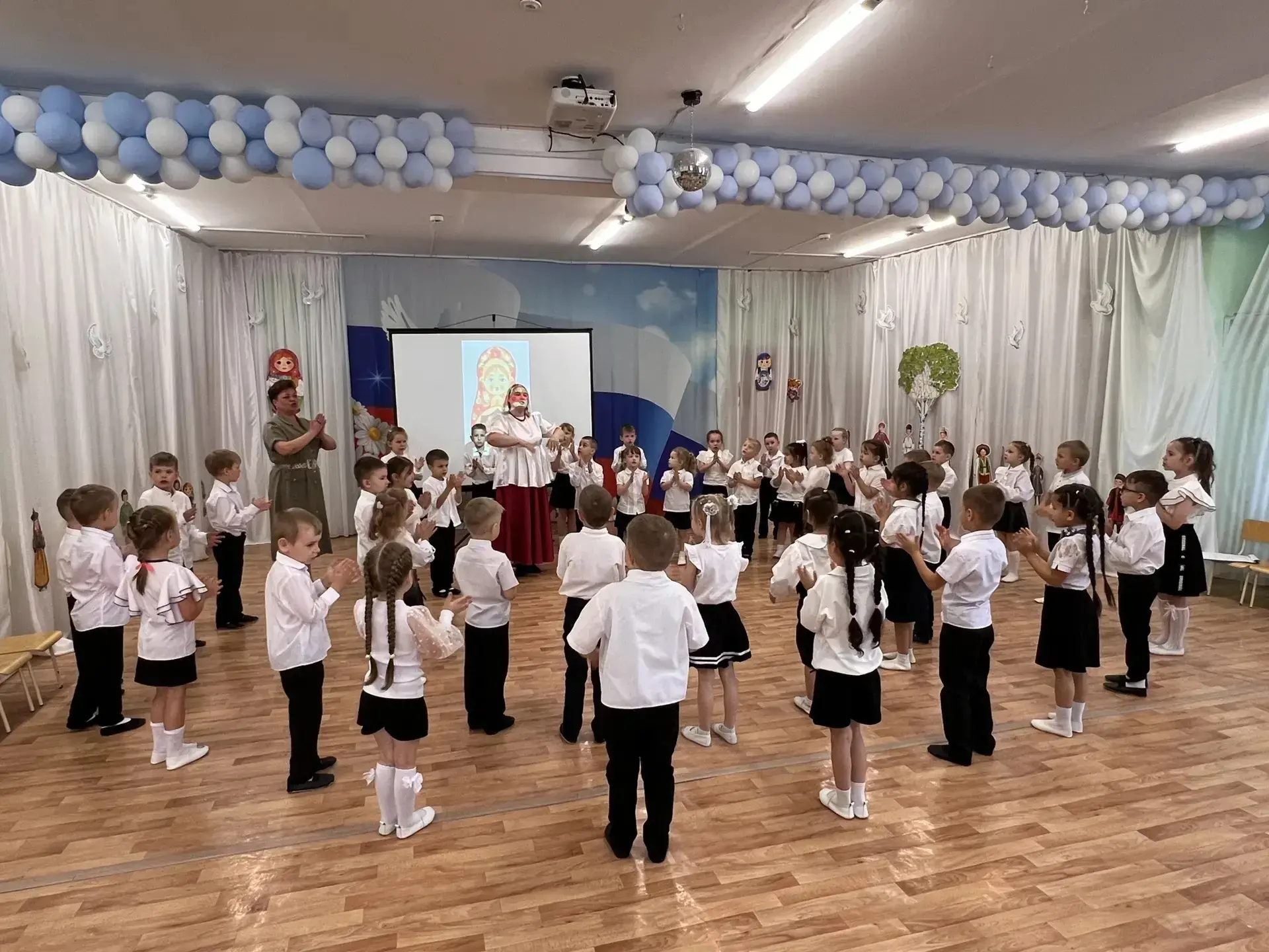 В нашем детском саду прошёл праздник, посвящённый Дню России. 🇷🇺
Это событие стало настоящим празд