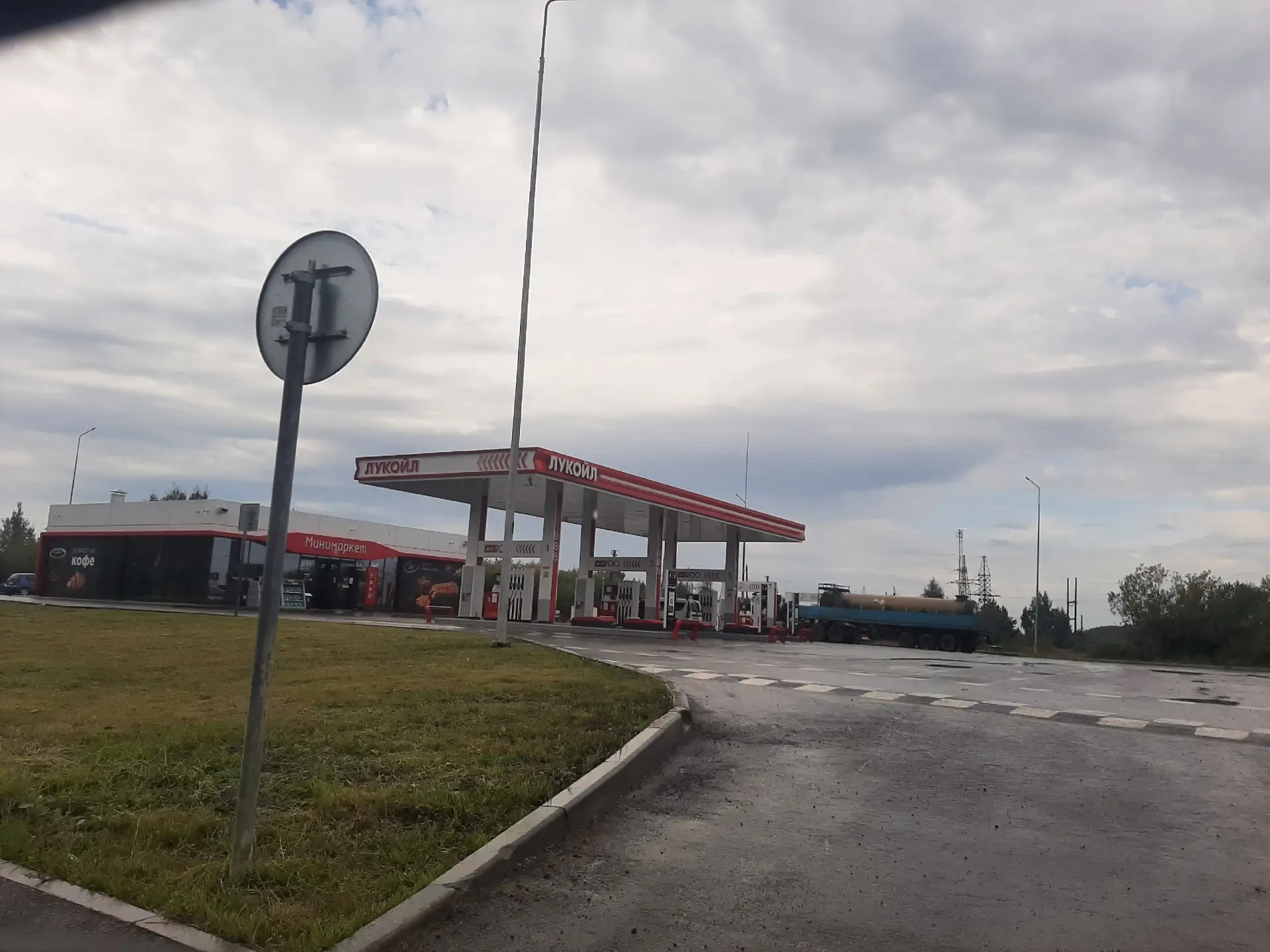 На улице Ленина бензин закончился, водителям второй день не удаётся заправиться 🚘.