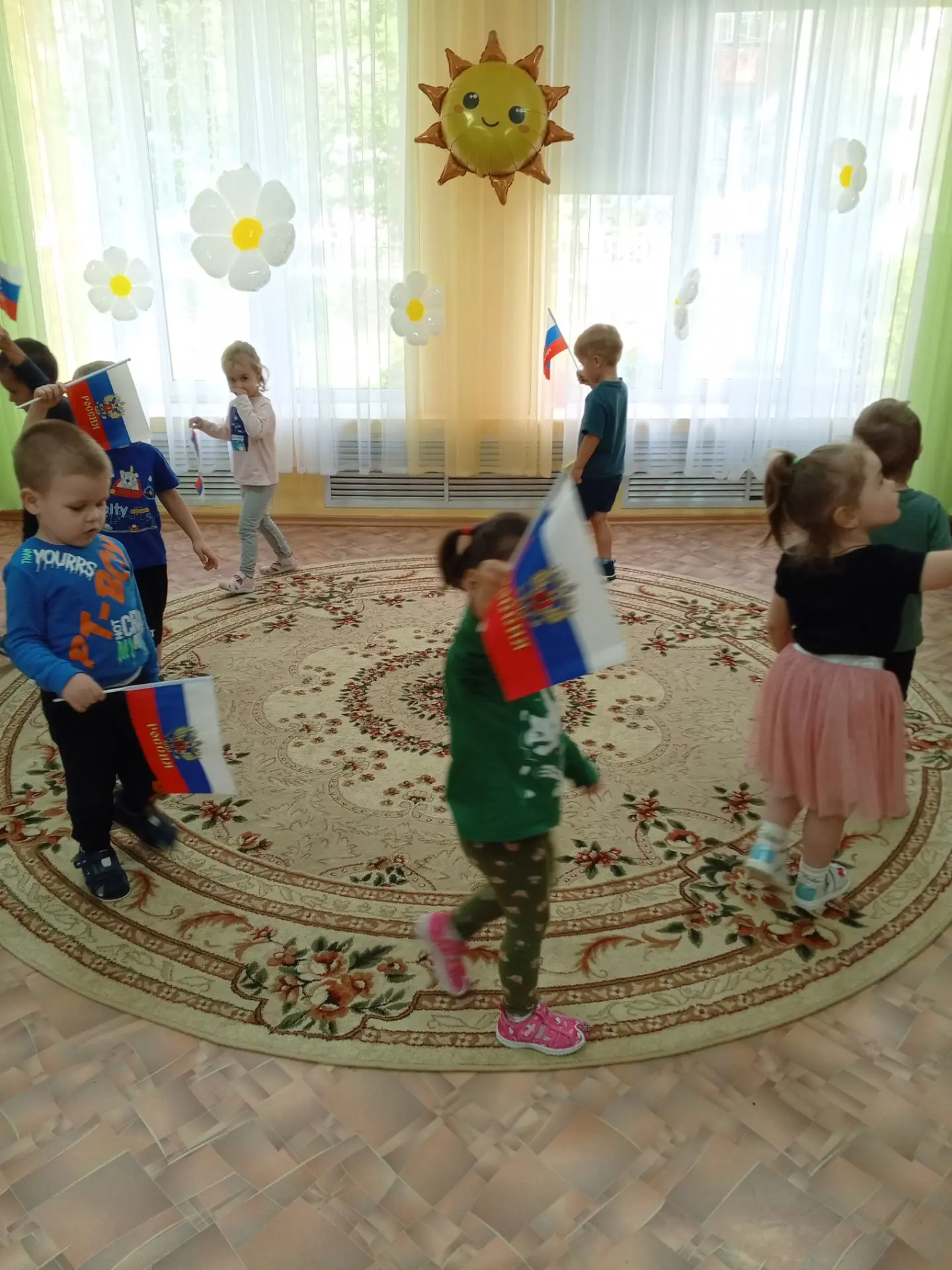 В честь одного из главных государственных праздников - Дня Государственного флага Росси...