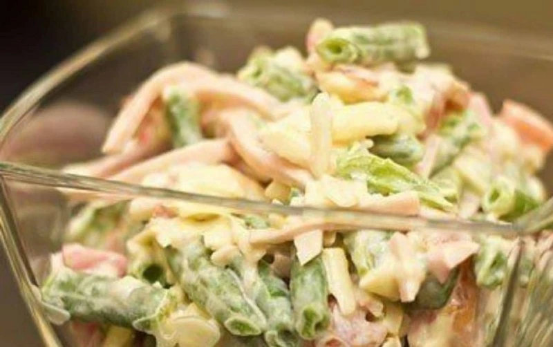 САЛАТ С ВЕТЧИНОЙ И СТРУЧКОВОЙ ФАСОЛЬЮ