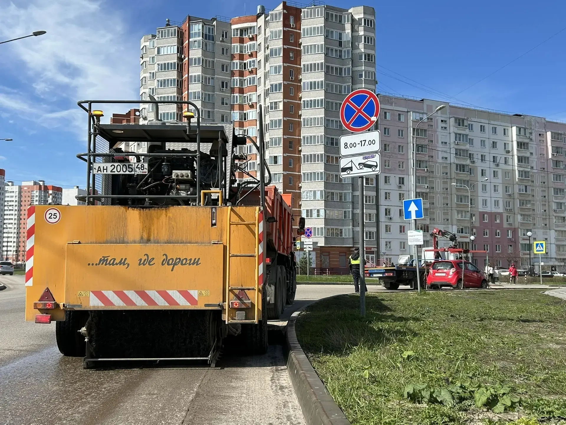 ⚡️ Рейд по нарушению парковки прошел на улице Белана: машины нарушителей массово увозили на штрафсто