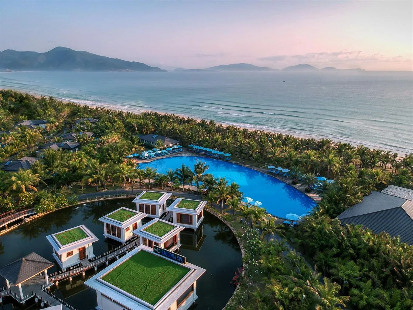На сентябрь еще есть места в красивущие отели, расположенные в Камрань☺️