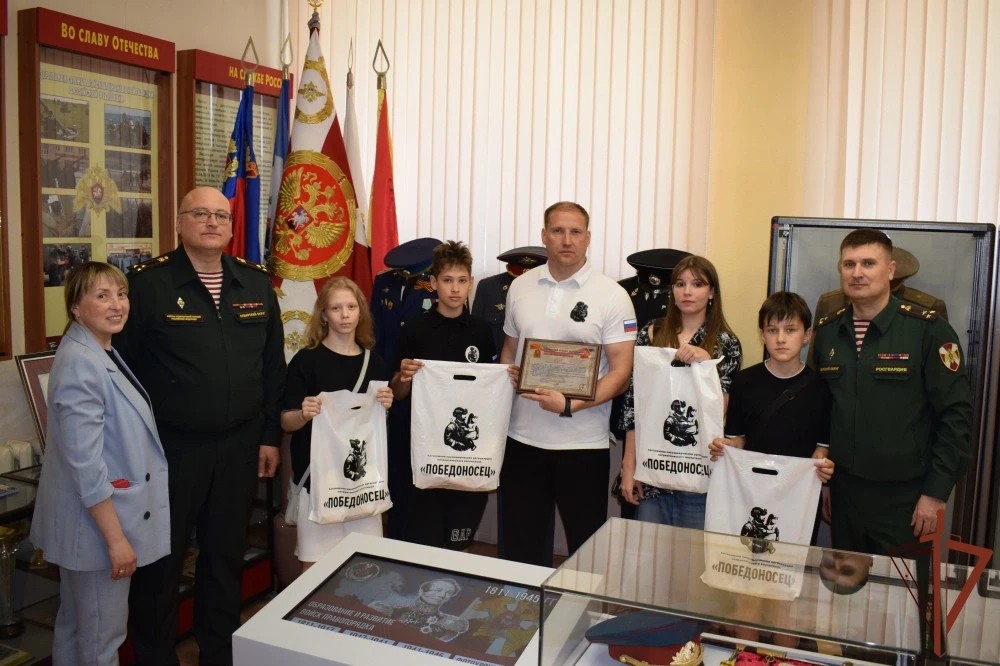 В Новосибирске Росгвардия совместно с АНО «Победоносец» дала старт детскому оздоровител...