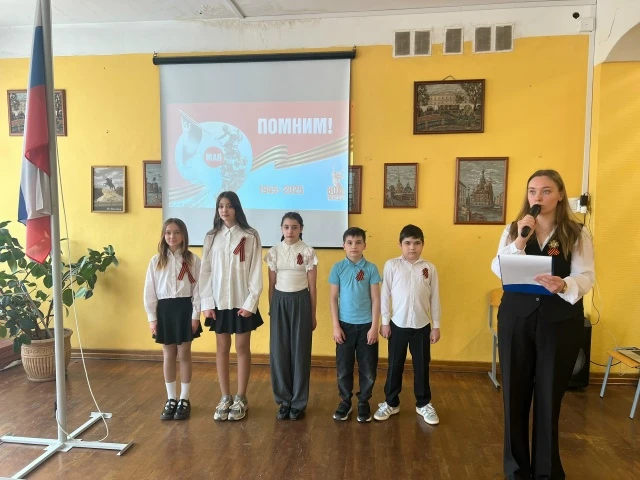 🇷🇺 Сегодня в нашей школе прошла торжественная линейка, посвященная Дню Победы в Великой Отечествен