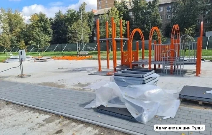 ⚠️ В тульском сквере «Встреча» монтируют детский комплекс в виде поезда