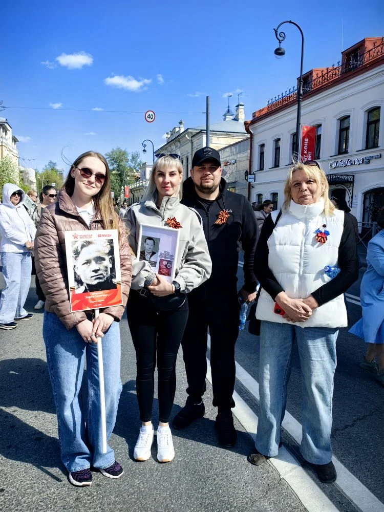Сегодня педагоги и родители приняли участие в шествии «Бессмертного полка»!

С портретами своих геро