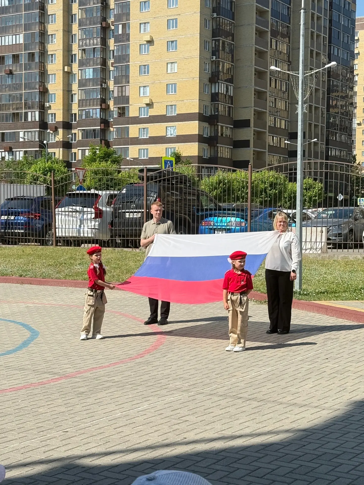 Сегодня мы празднуем замечательный праздник - День России! 🇷🇺

В детском садике узнали
Мы прекрасн