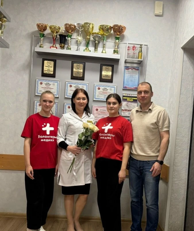 «Цветы признания»: волонтеры-медики поздравили главных медсестер Арзамаса