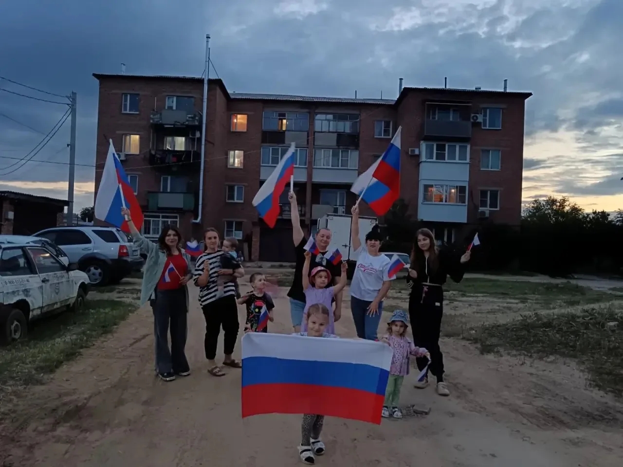 🇷🇺 Единым духом сильны: жители дома 7А на Заводской украсили окна флагами России 🇷🇺

❤️В преддве