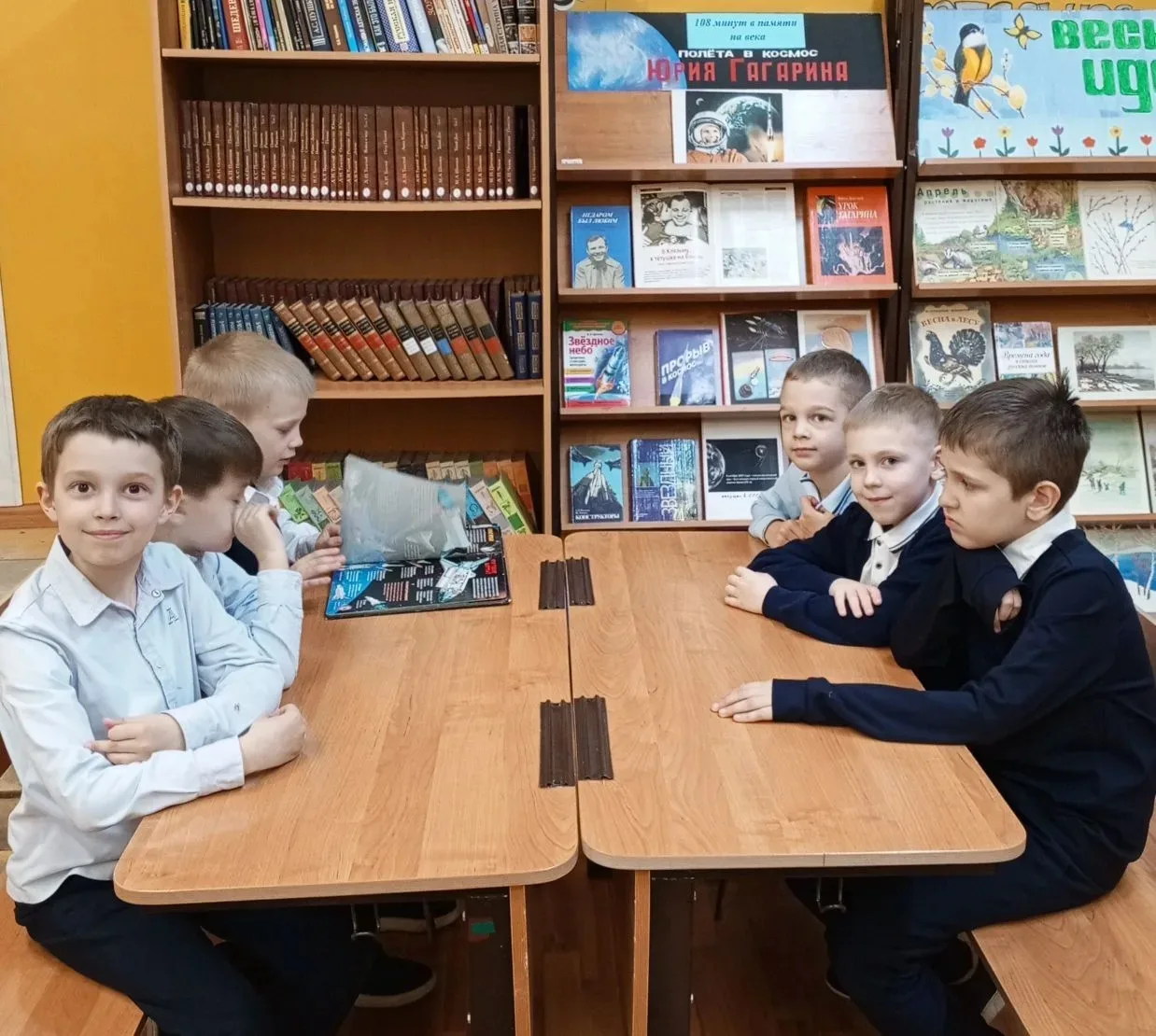 А в нашем Образовательном центре продолжается космическая неделя. Для учеников начальной школы прошё