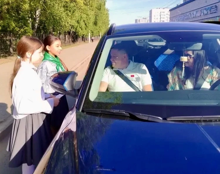 🚦Сегодня ребята из отряда ЮИД совместно с сотрудниками ГИБДД в рамках профилактического мероприятия 