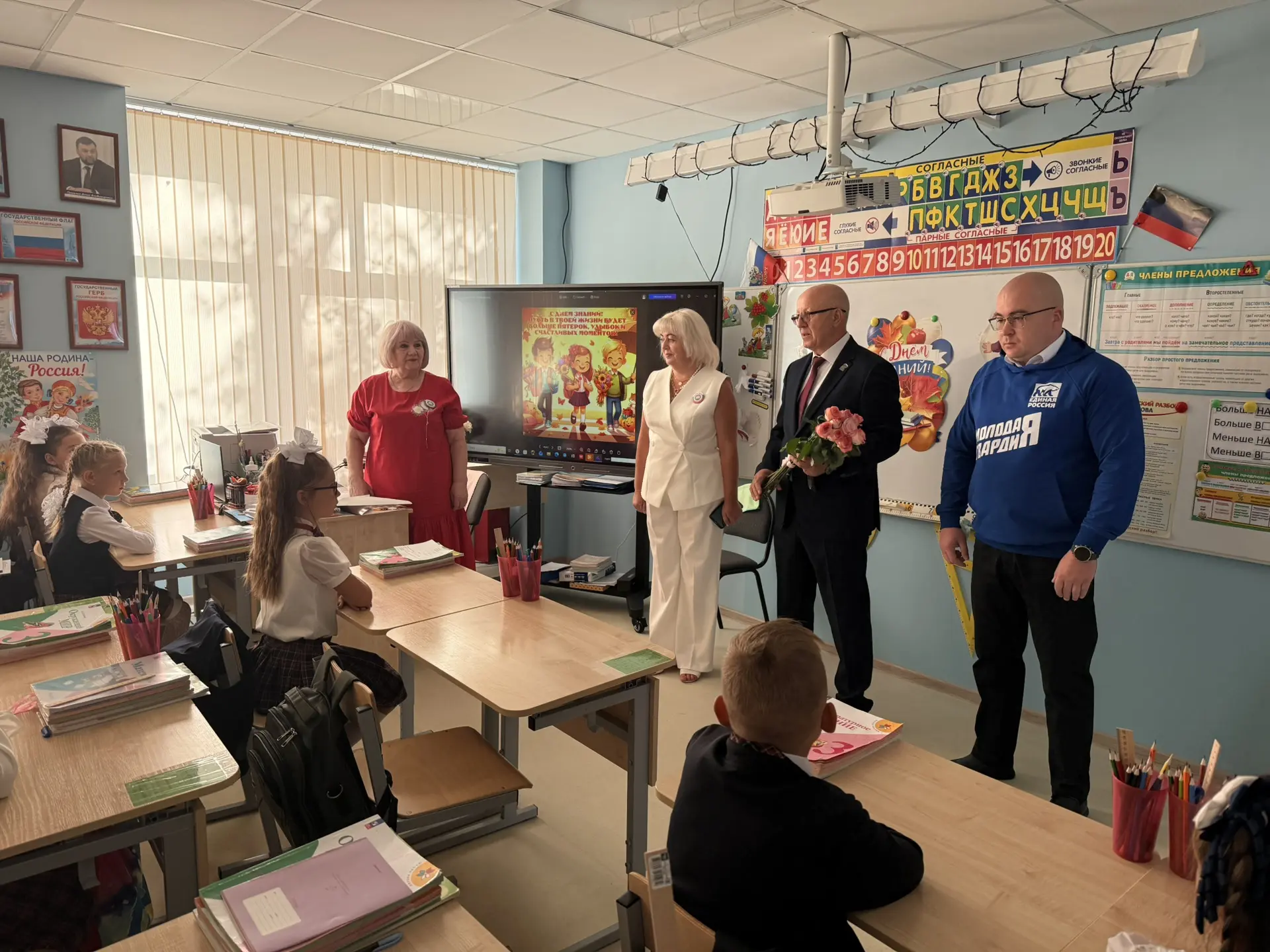 Сегодня во всех школах царит та самая праздничная атмосфера: впереди — новые открытия, ...