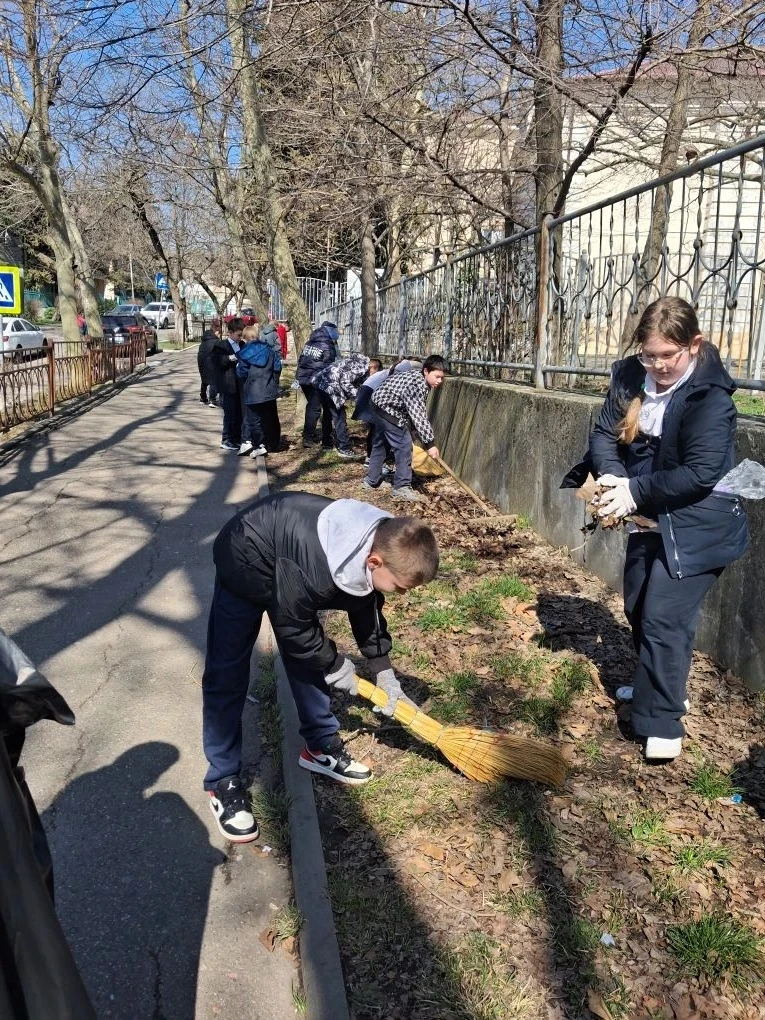 🧑‍🏫Труд, забота и экология: «Зелёный шаг» наших Первых! 🧹🌱  Сегодняшний день в нашей школе прошёл по