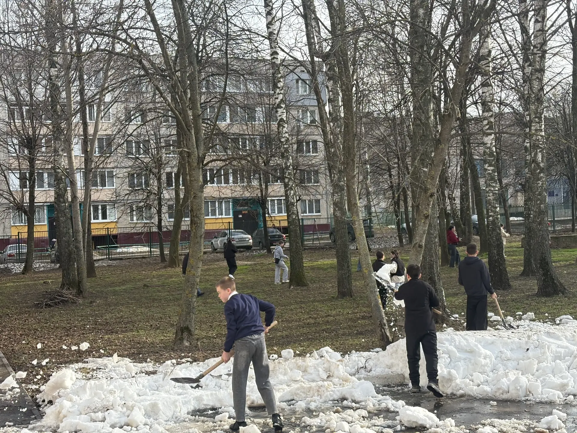 В нашей школе официально началась работа трудовой бригады! 🔥  С сегодняшнего дня ученики нашей школы