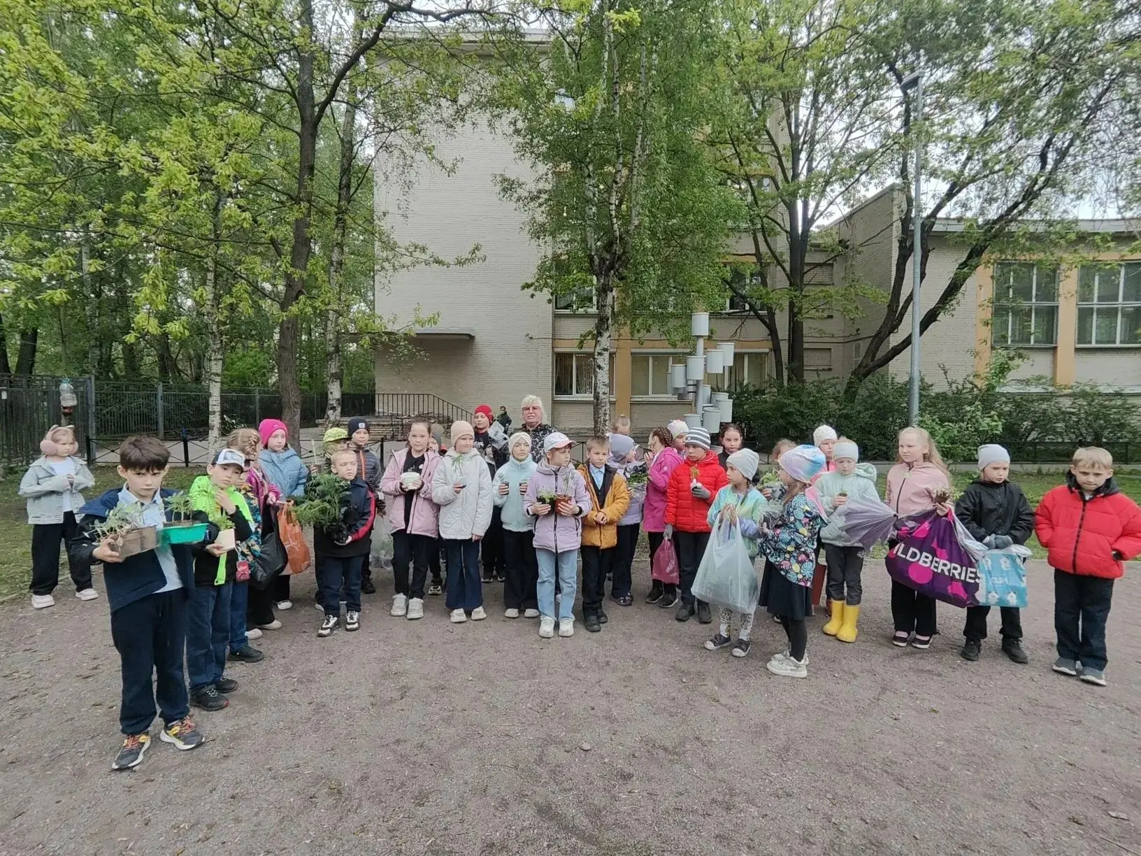 Благодарим за помощь в озеленении школы!