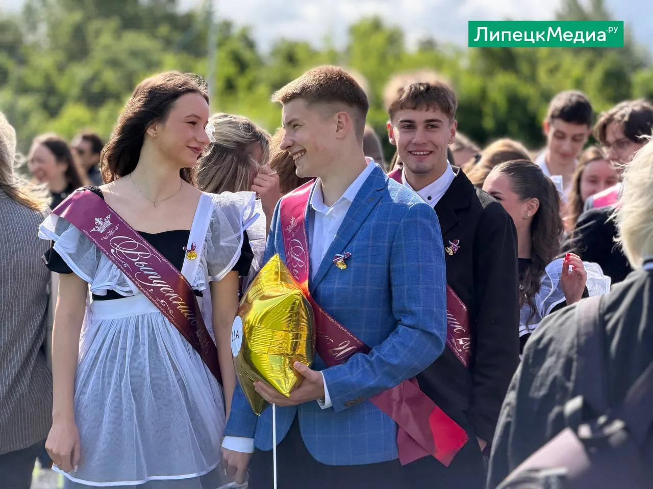 🎓 В Липецке стартовали последние звонки.  Сегодня у школ по всему городу собрались выпускники, учите