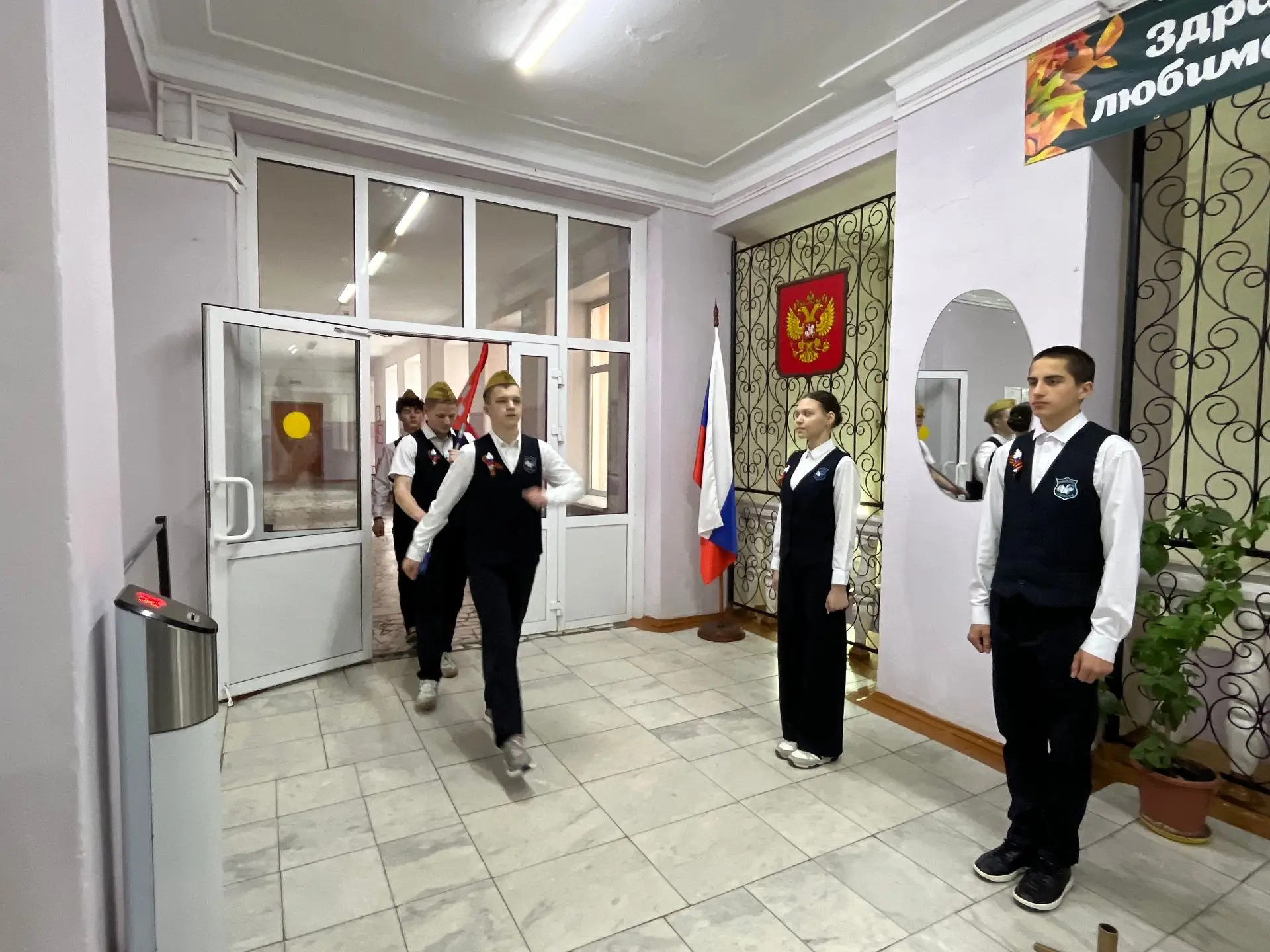 Ученики  МБОУ "СОШ №4"  сегодня несут "Вахту памяти" у  Знамени Победы.                             