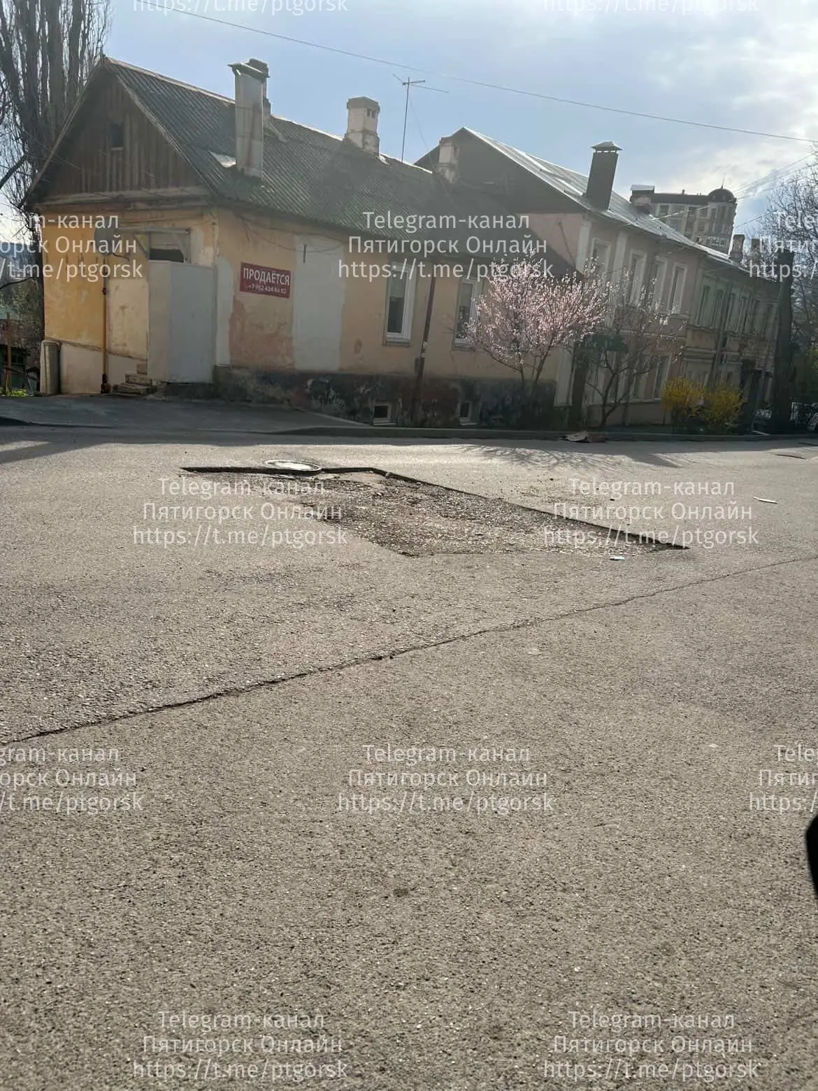 💬Улица Власова 9, центр города, уже больше пол года после водоканала у нас такая яма