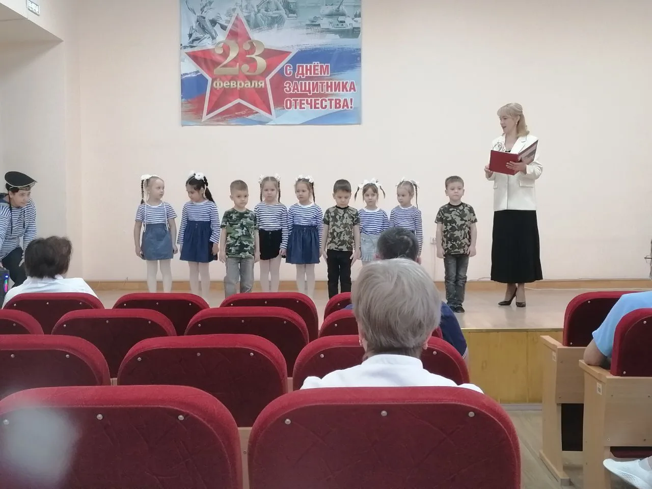 Воспитанники старшей группы «Светлячки» подготовили праздничный концерт ко Дню защитник...