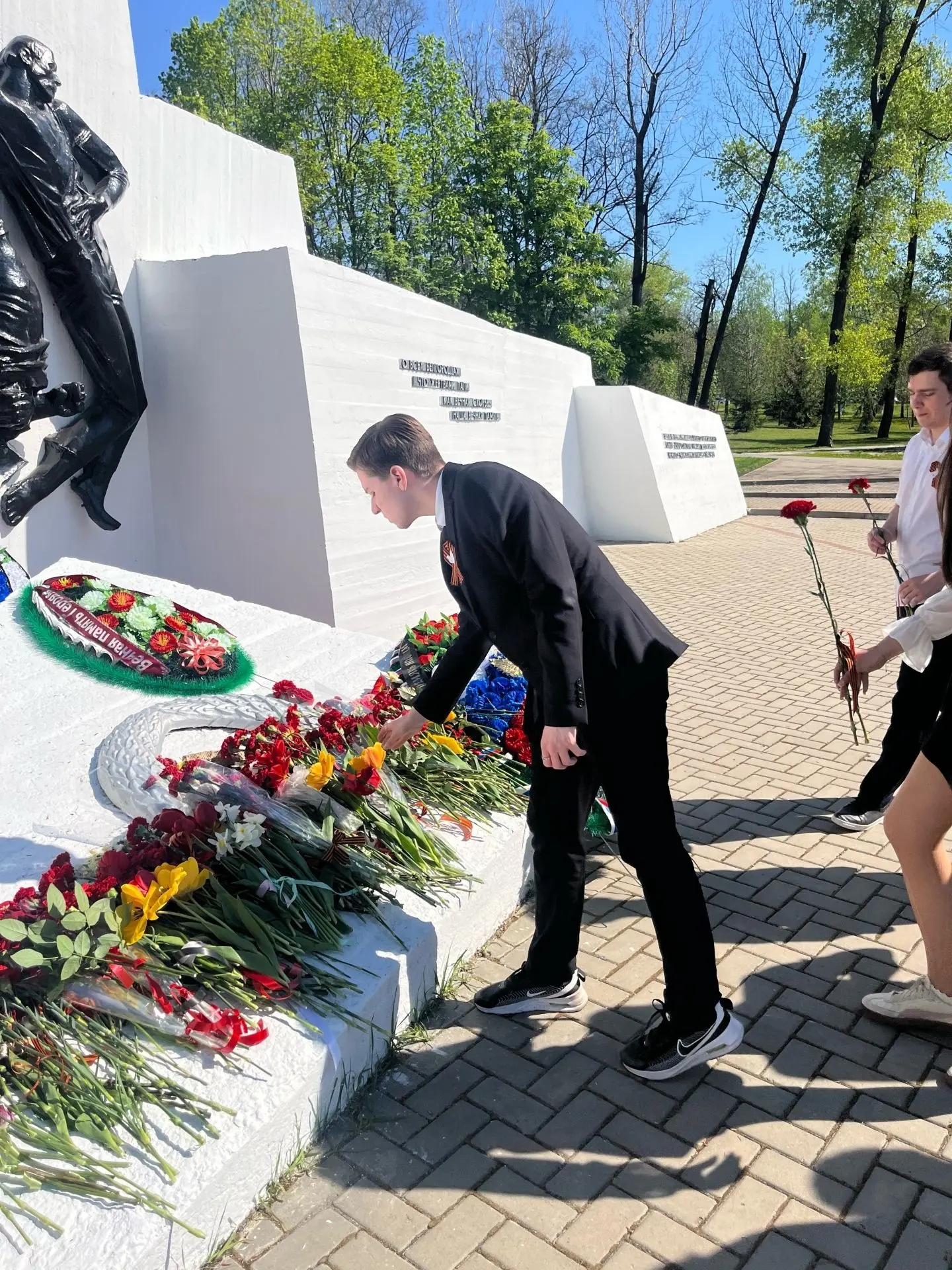 Ученики 10А класса приняли участие в возложении цветов к памятному знаку жертвам фашизма в парке Пам