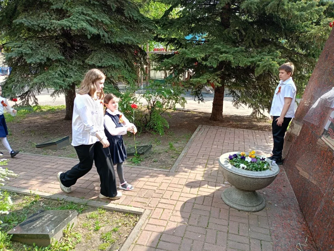 КРАСНЫЕ ГВОЗДИКИ  Дорогие друзья  Сегодня в нашей школе прошла трогательная акция «Красные гвоздики»