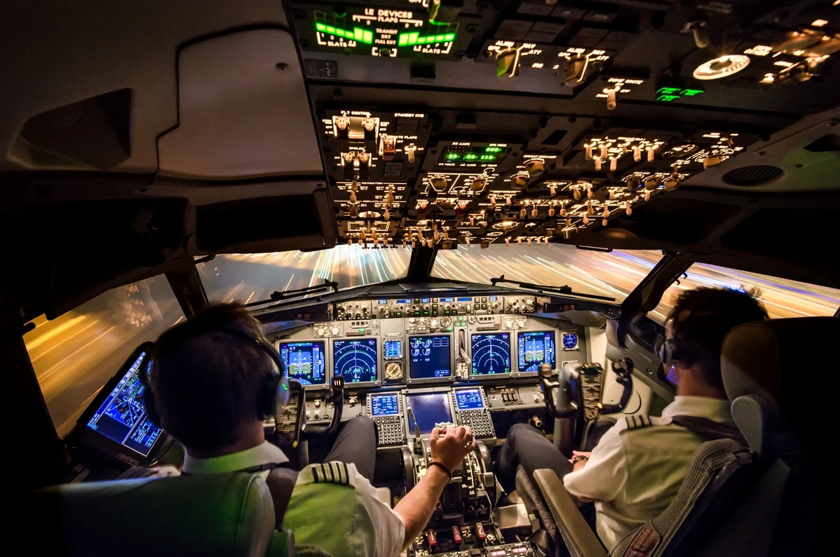 ❗️ Пилотами рейса Flydubai, которые подрались во время полёта — оказались украинец и ру...