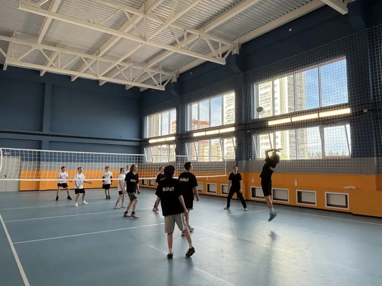 🏐 Все на волейбол!   Сегодня в нашем Лицее царил настоящий спортивный азарт! Состоялся товарищеский 