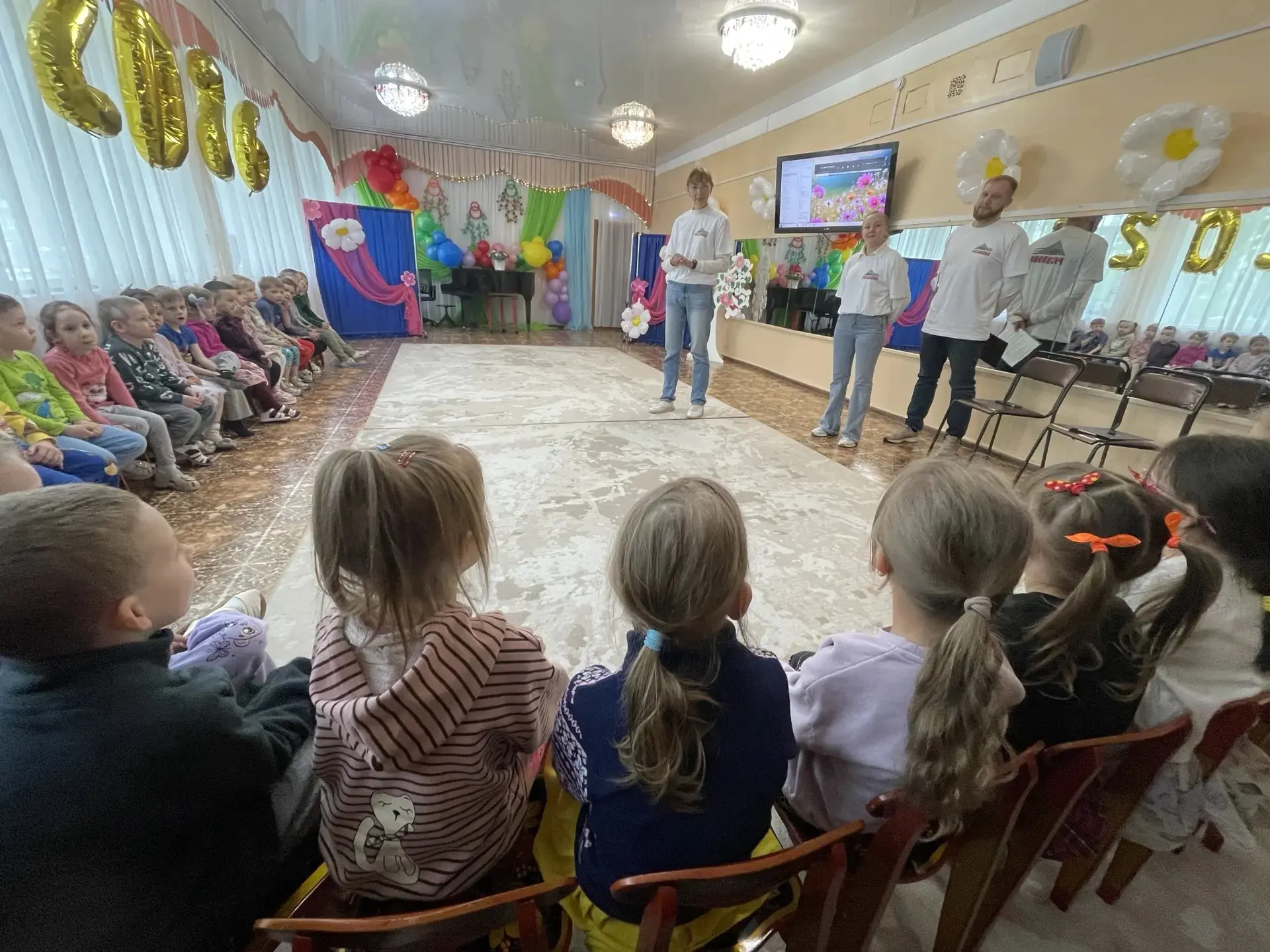 В минувшую пятницу в детском саду «Светлячок» царила атмосфера настоящего праздника, наполненного см