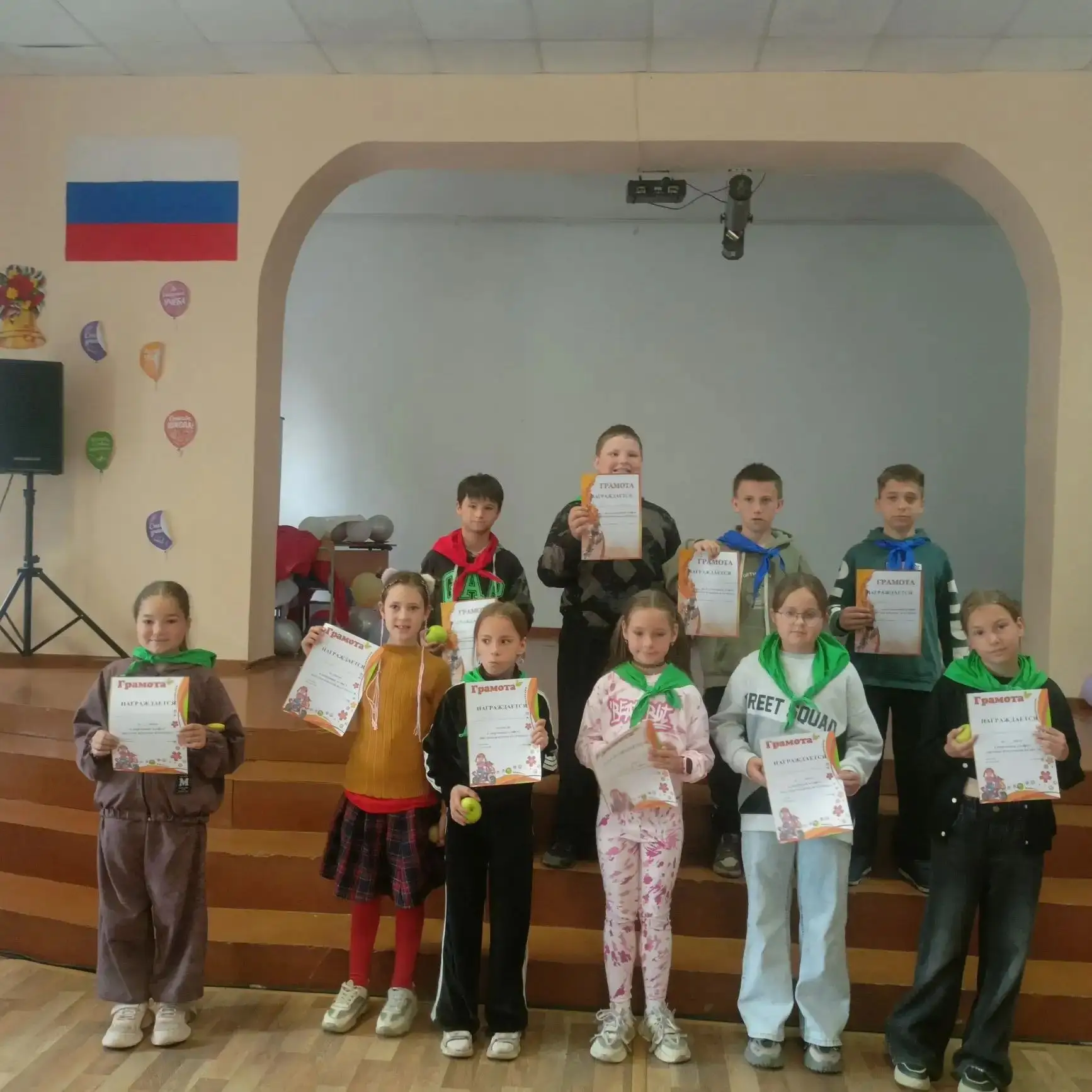 Весело проходят дни в летнем оздоровительном лагере. Ребята отряда "Гармония идей" успевают повсюду: