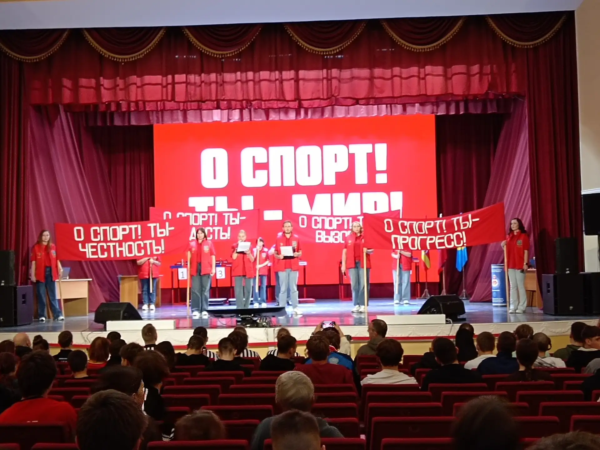В ДК Октябрь торжественно открылось Первенство Челябинской области по армрестлингу. В П...
