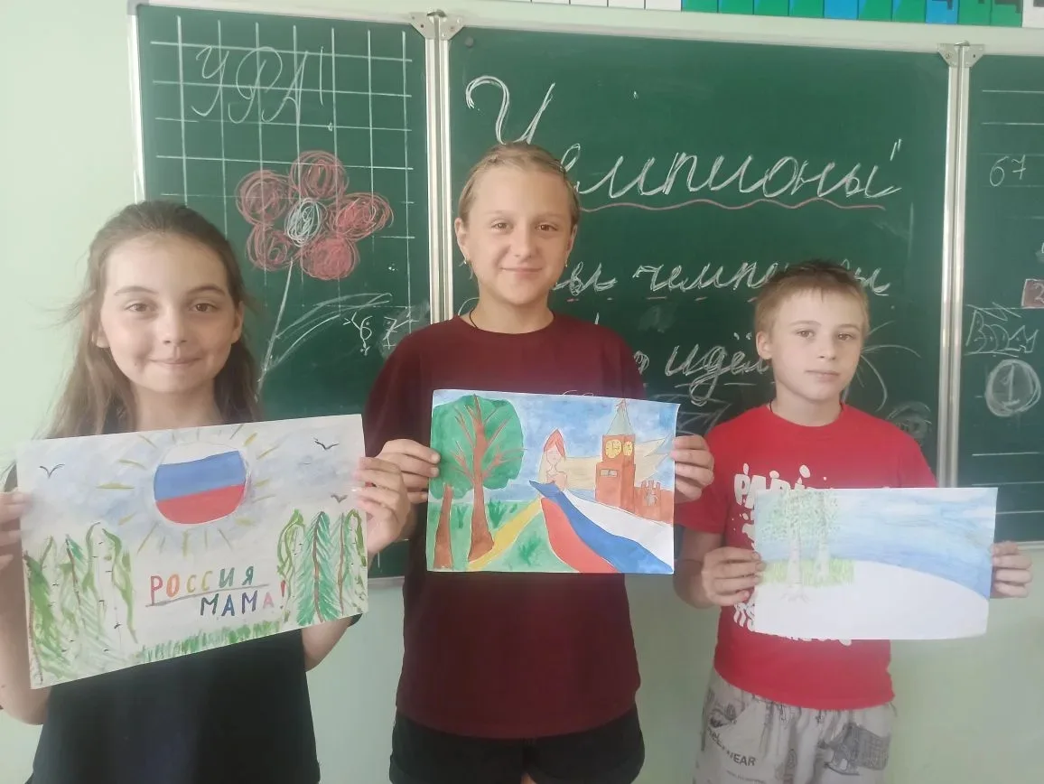 РОДИНОЙ ГОРЖУСЬ!

В преддверии Дня России ребята из лагерей «Алые паруса» и «Улыбка» присоединились 