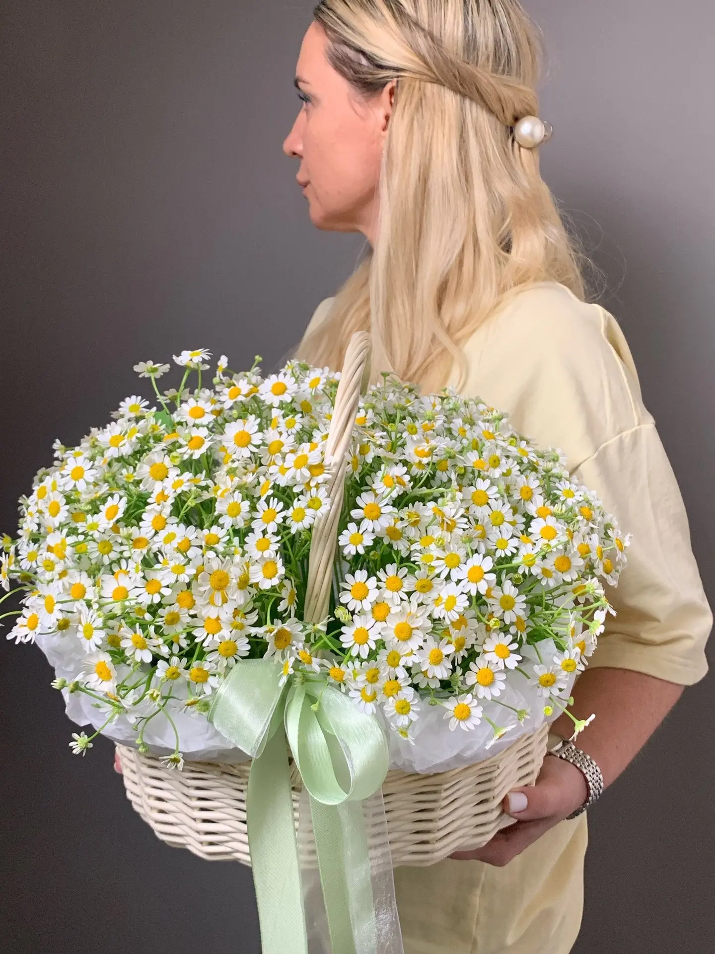 🌻 Знаете, что поднимает настроение в любой день? Простая корзина с ромашками!