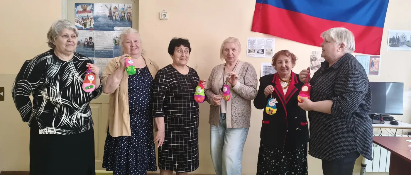 Для мариупольцев «серебряного возраста» организовали мастер-класс по изготовлению матрешек  Творческ