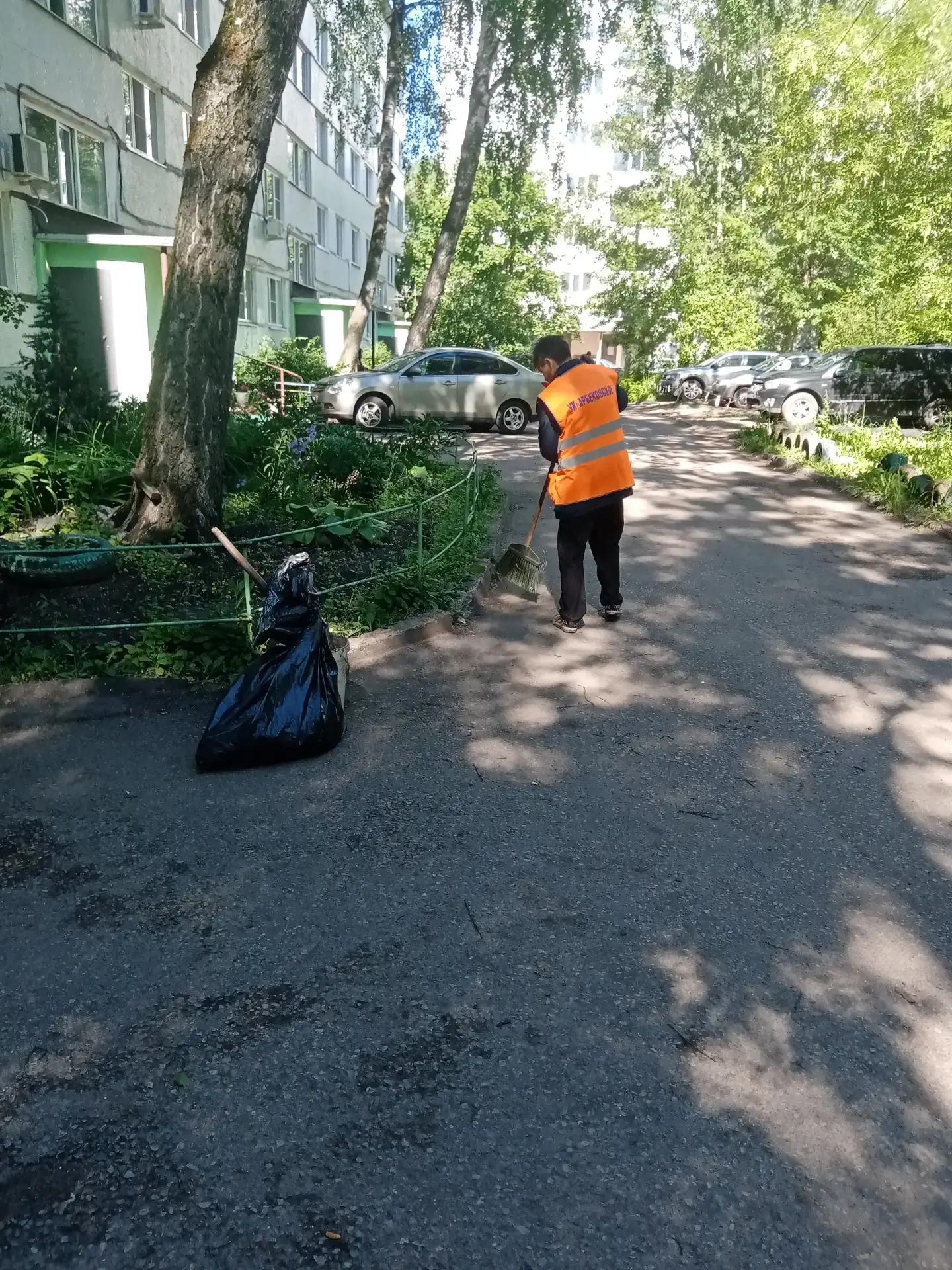 Уборка придомовой территории. 🧹
📍ул. Ладожская 33, Строителей 34