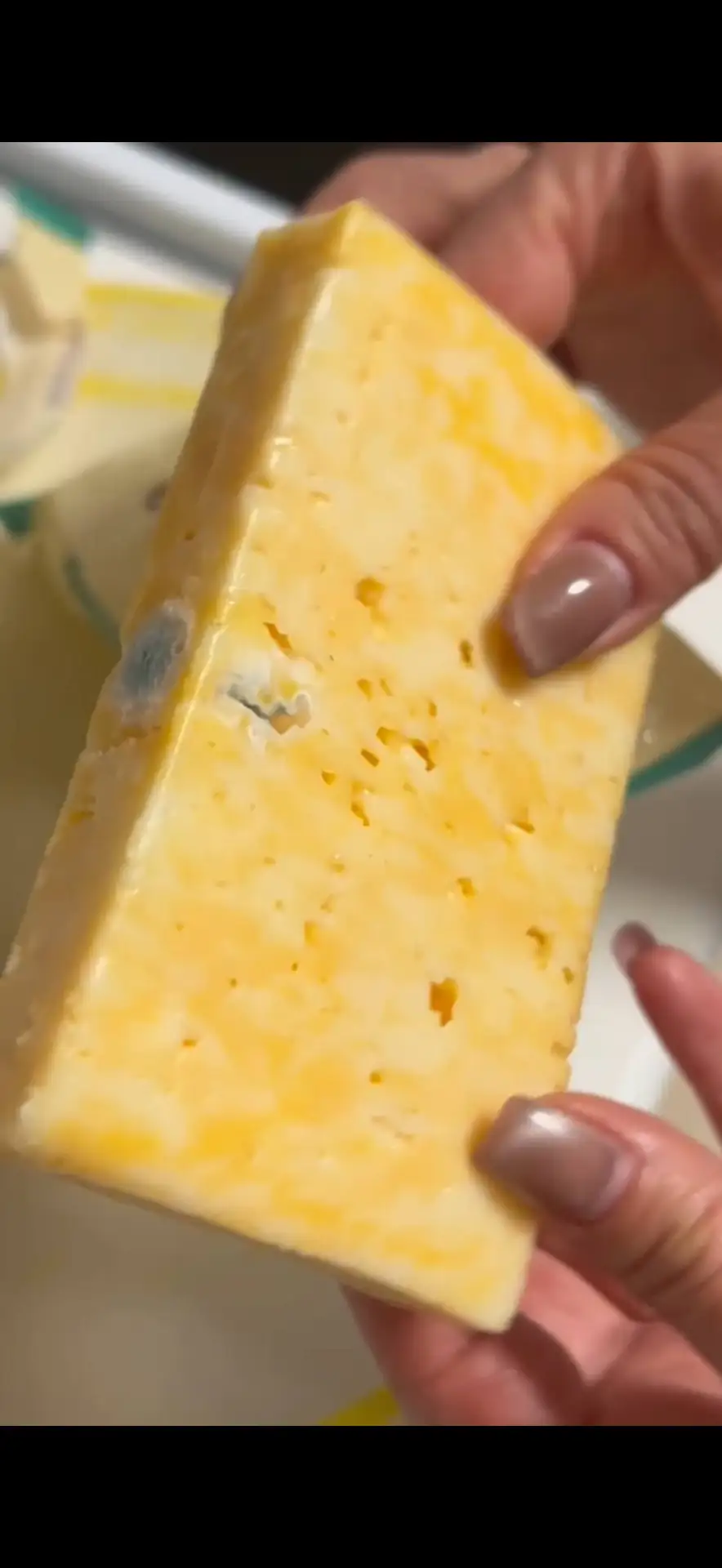 Столичный — это про отсутствие качества и нереальные цены на порченные продукты.   Сыр приобретён в 