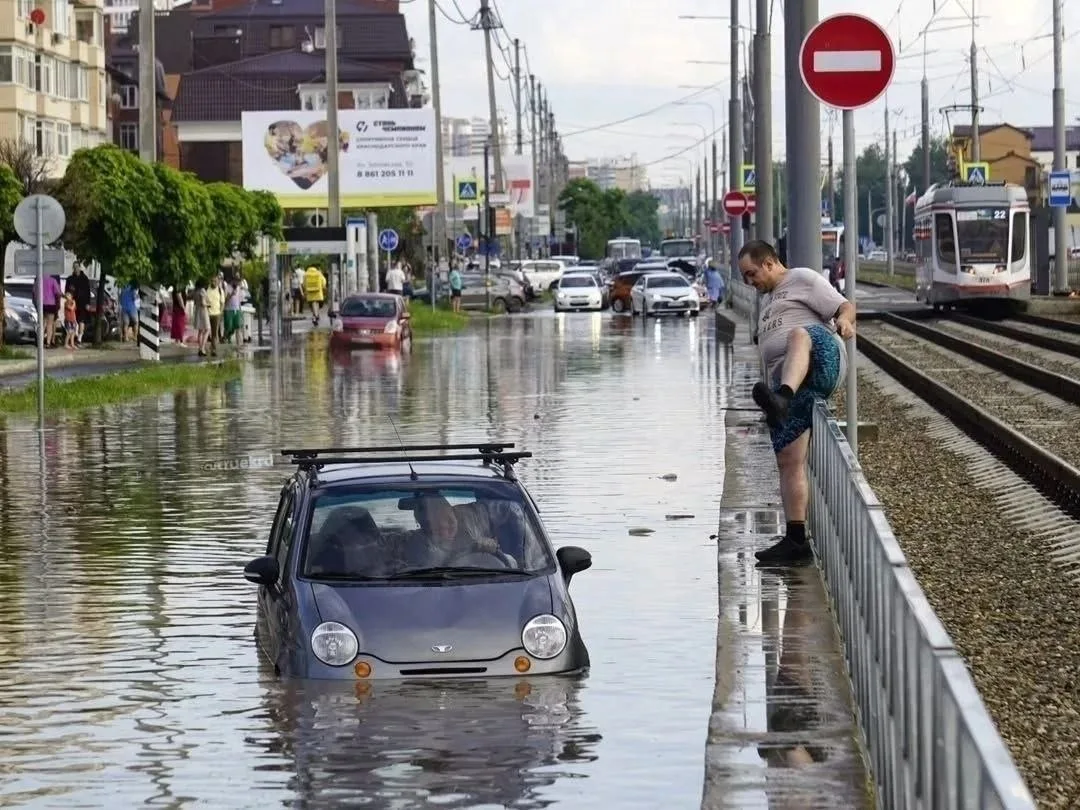 Мир не без добрых людей!

На ул. Московской дедушка за рулём Daewoo Matiz не рассчитал глубину воды 