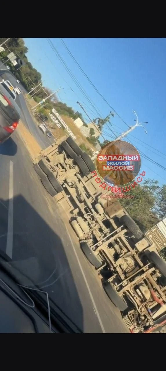 Самосвал выехал на встречку и перевернулся. ДТП произошло на Стачки сегодня утром.
