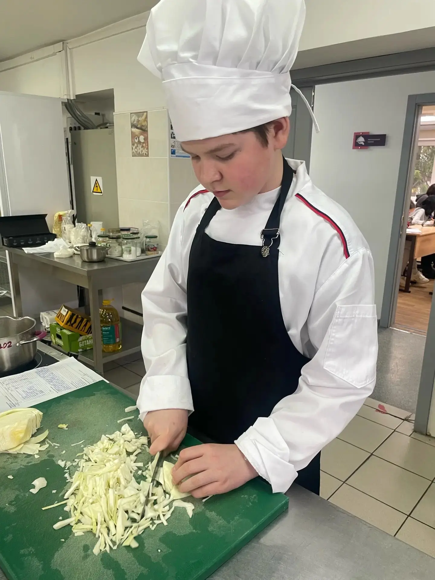 👨‍🍳 Первая профессия: семиклассники стали дипломированными поварами!  Ученики 7 «Л» класса успешно з