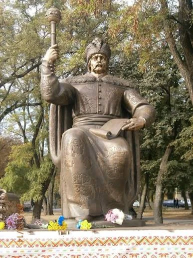 (Равнодушно). Памятник иуде Мазепе, который собирается открыть криворожский Зюсс в Киев...