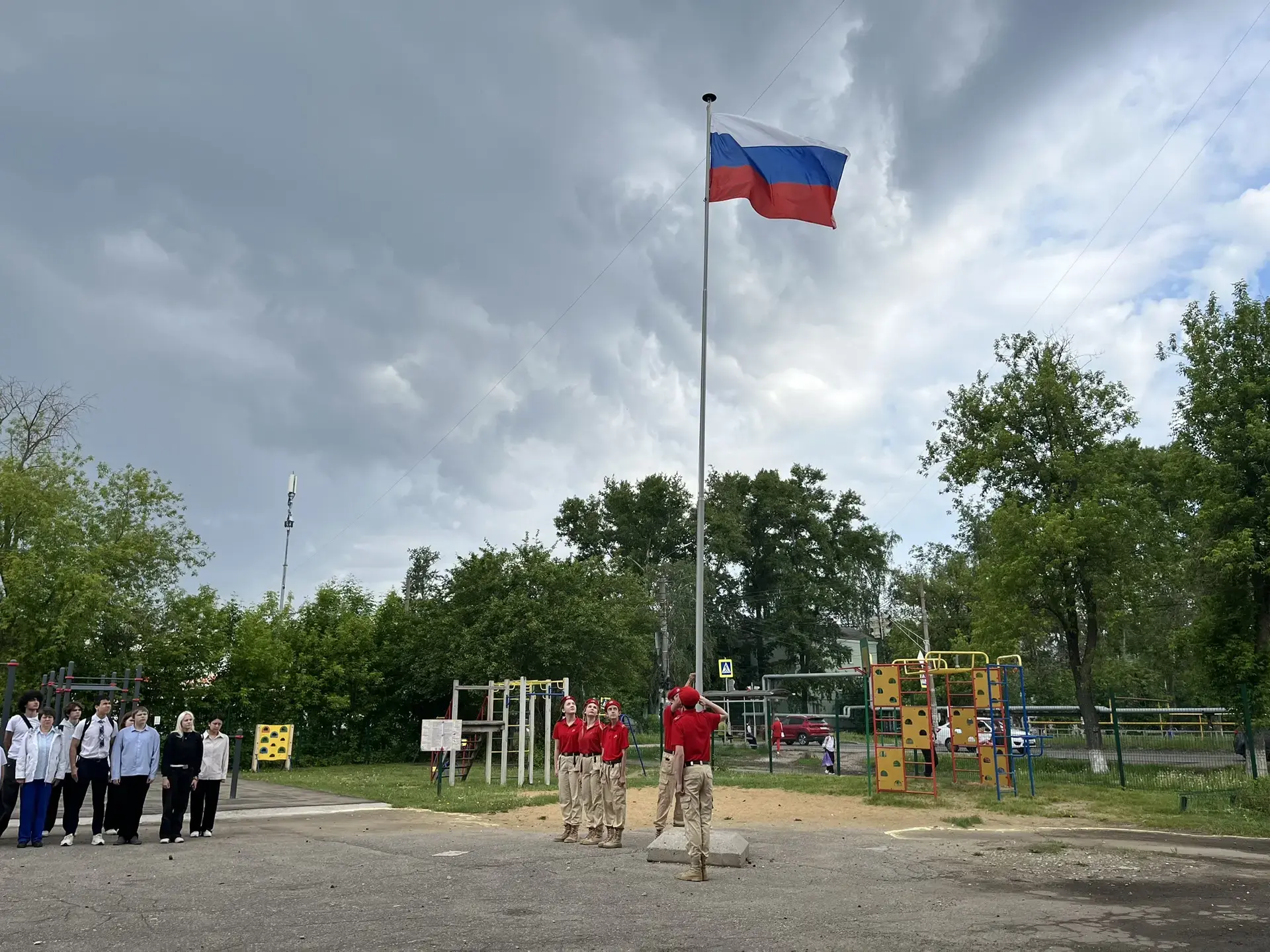 НАЧАЛО НОВОЙ УЧЕБНОЙ НЕДЕЛИ  Новая учебная неделя началась с традиционной линейки и поднятия Государ