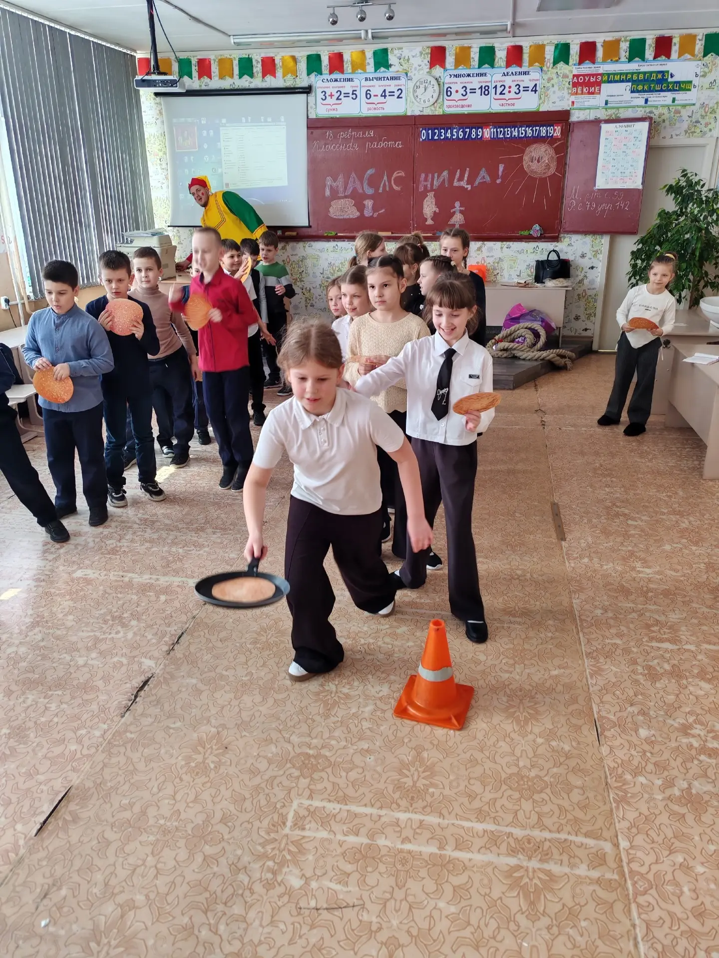 🥞Как мы праздновали Масленицу в классе!🥞  2б  класс с размахом отметил Масленицу — яркий, весёлый и 