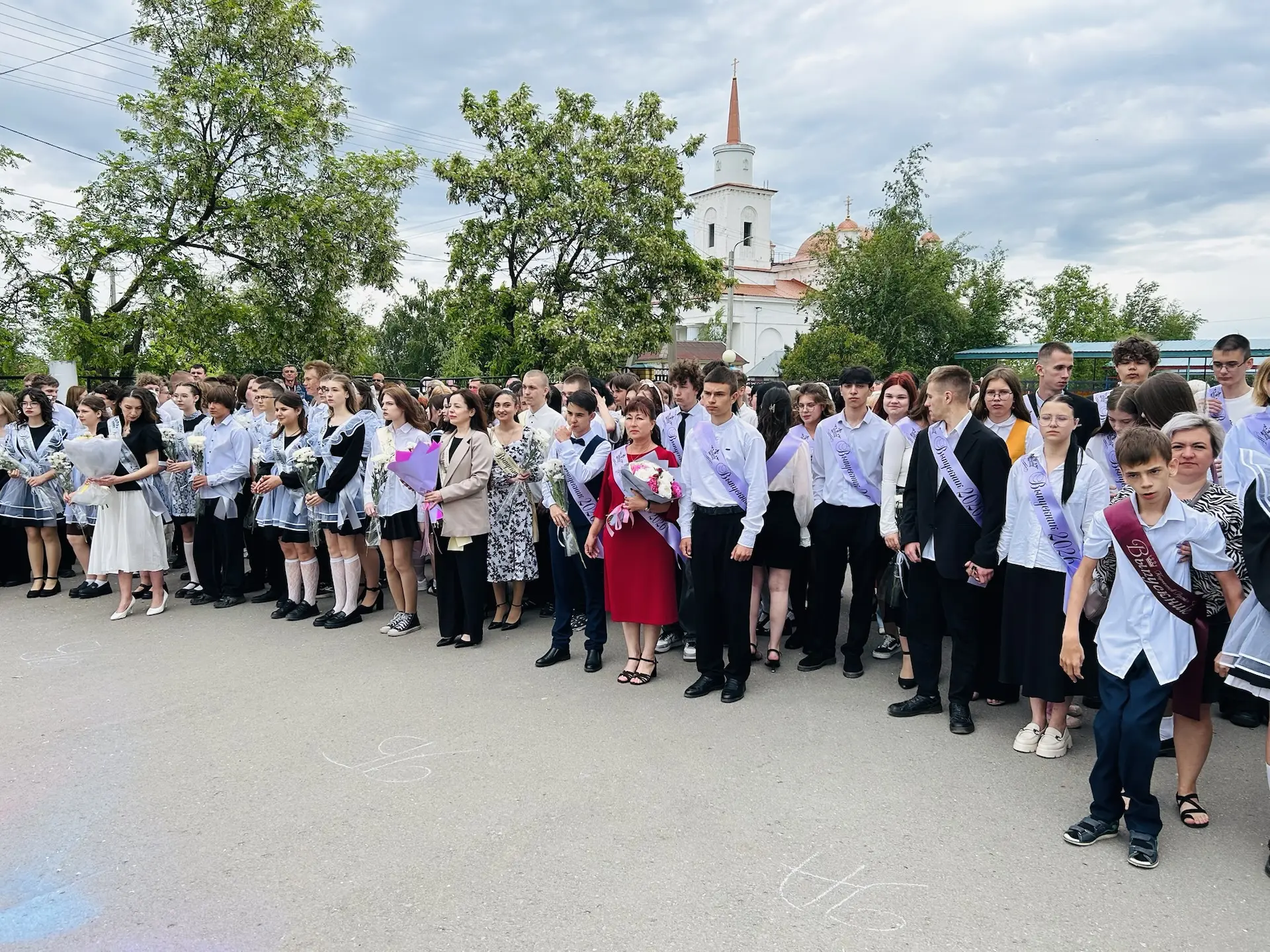 Вот и прозвенел последний звонок для выпускников 9 и 11 классов! 🎓🕊