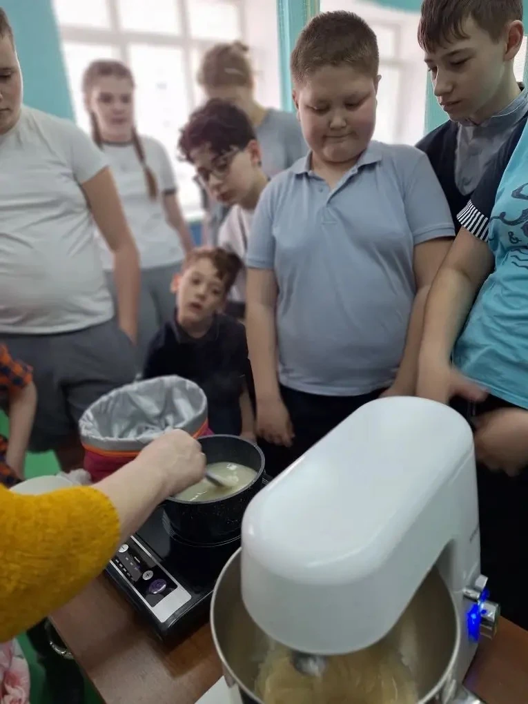 🧁 Сладость своими руками: в «Островке детства» прошёл волшебный мастер-класс!  В школьном отделении 