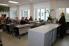 В рамках экскурсии «В гости к соседям» к нам в школу пришли уважаемые жительницы города. Для них реб